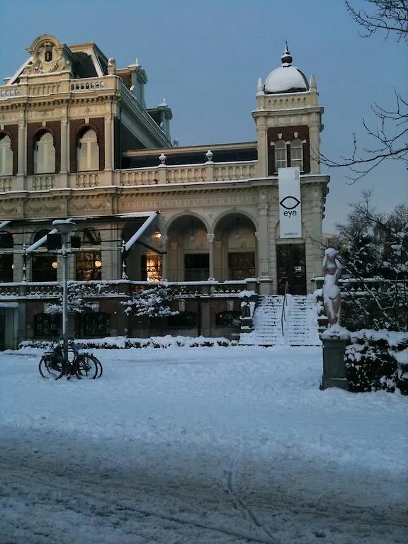B&B Petit Paris Amsterdam Bed & Breakfast